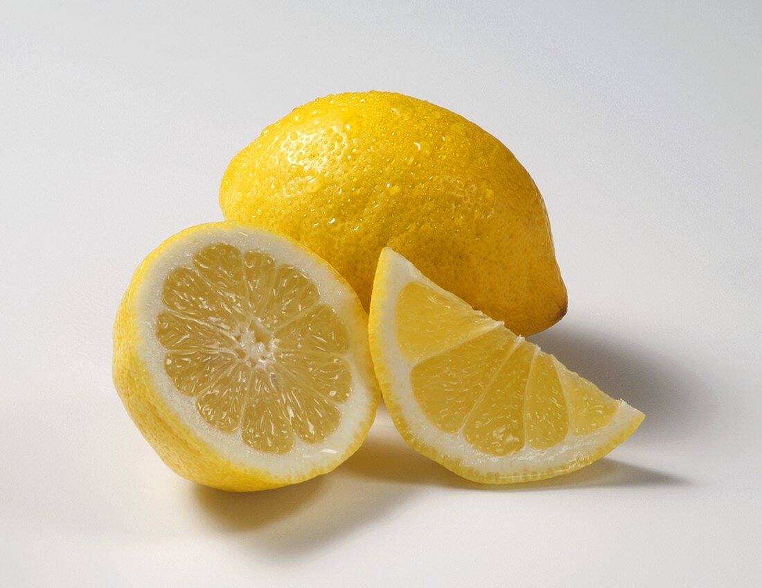 Frische Zitrone (ganz, halbiert und Schnitz)