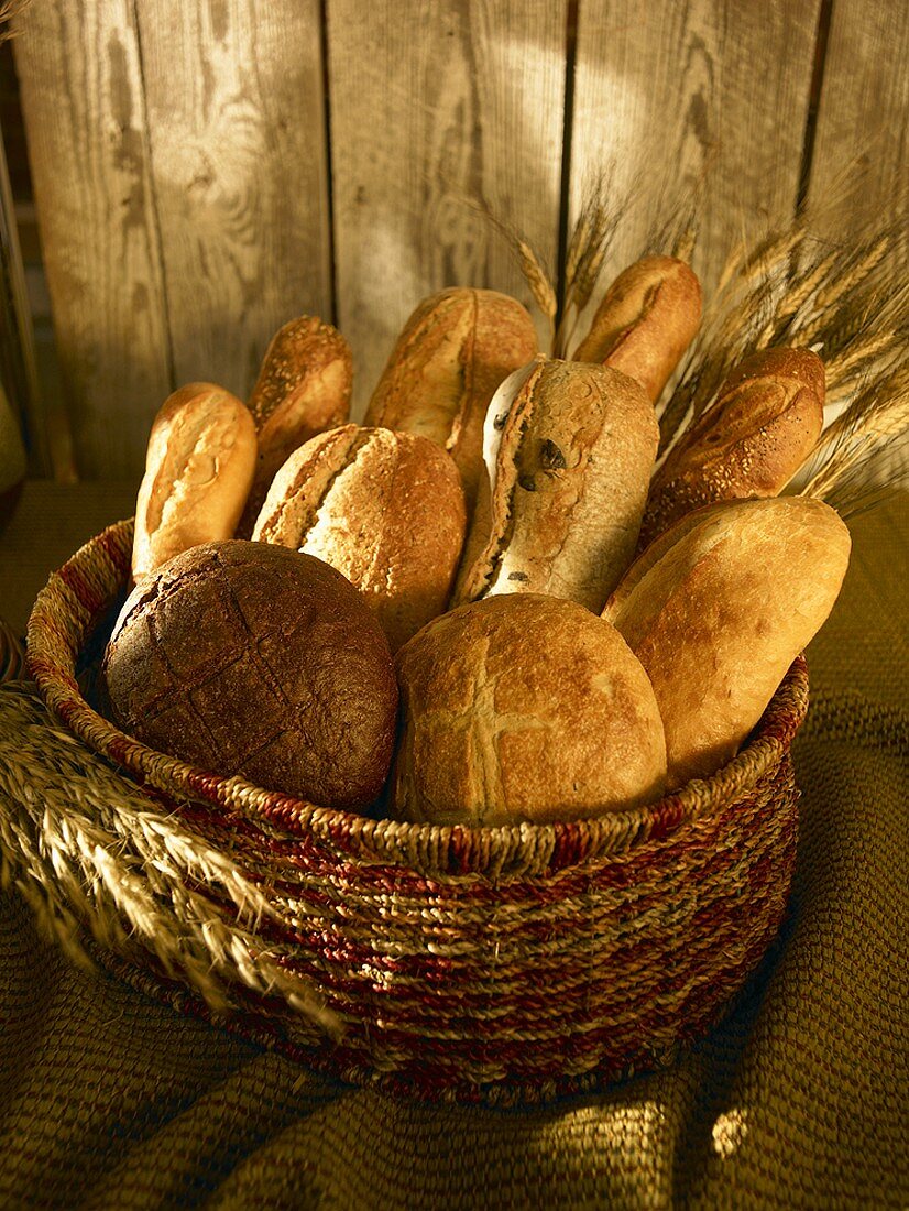 Verschiedene Brote im Korb