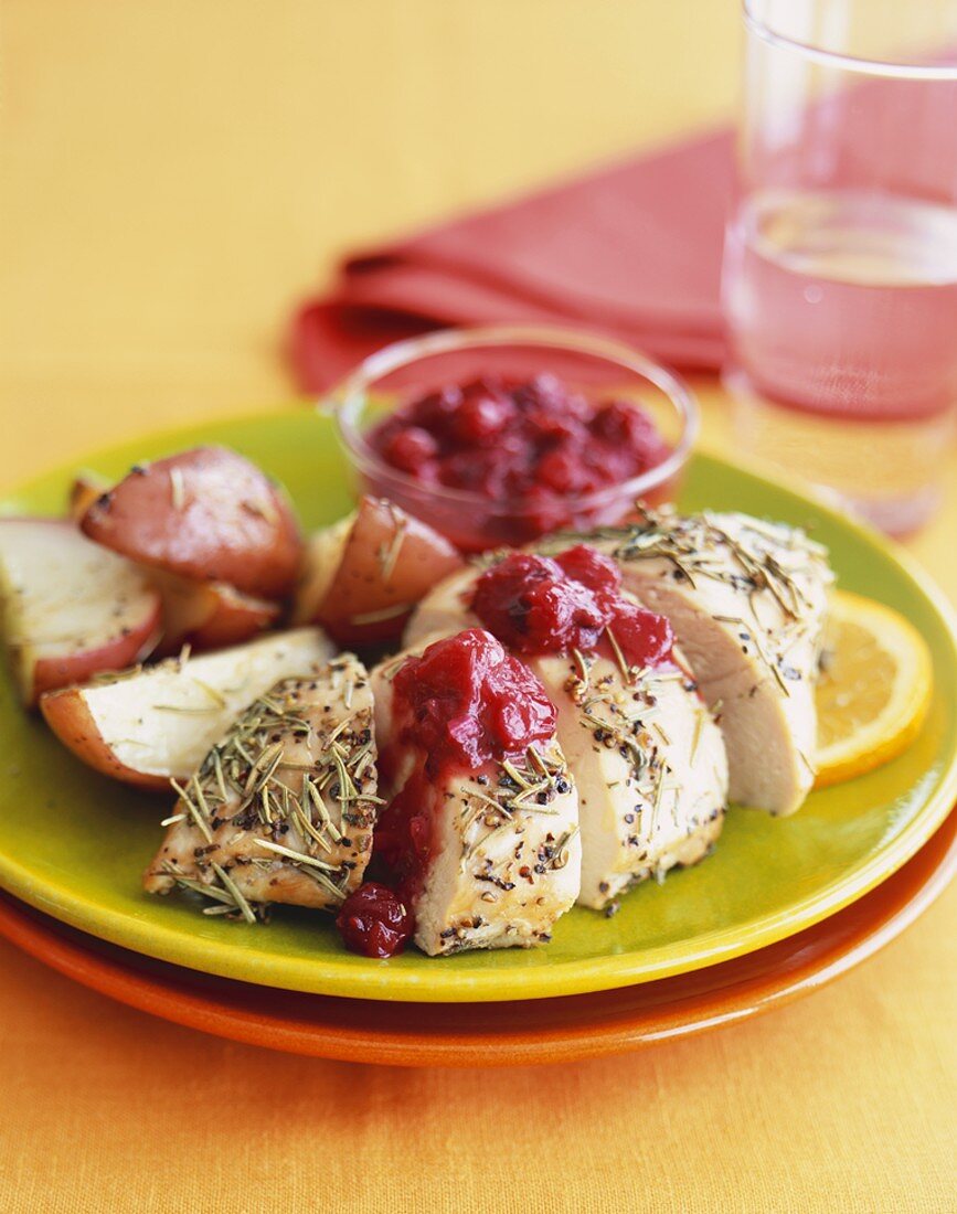 Hähnchenbrustfilet mit Kräutern, Cranberrysauce & Kartoffeln