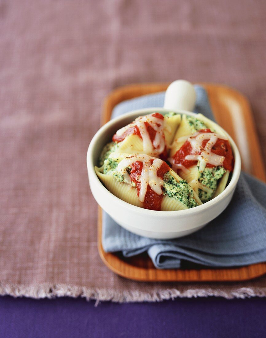 Muschelnudeln mit Spinatfüllung und Tomatensauce