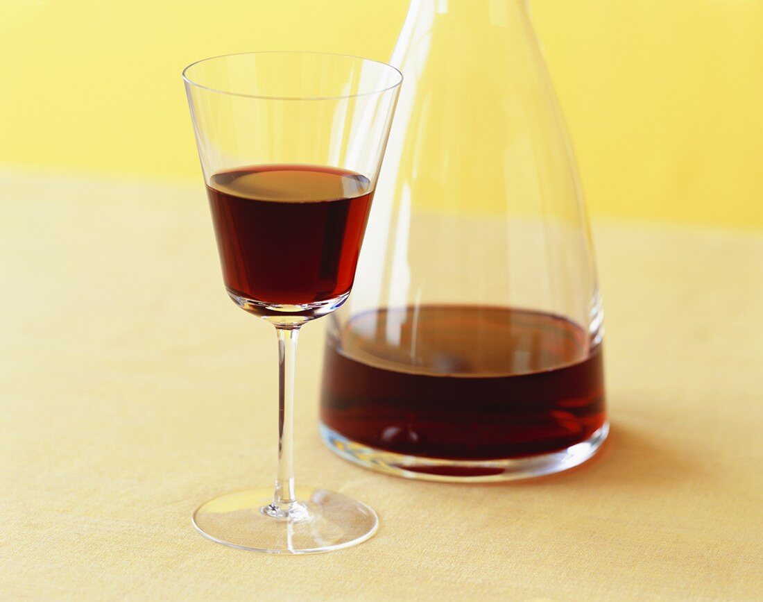 Glas und Karaffe mit Rotwein