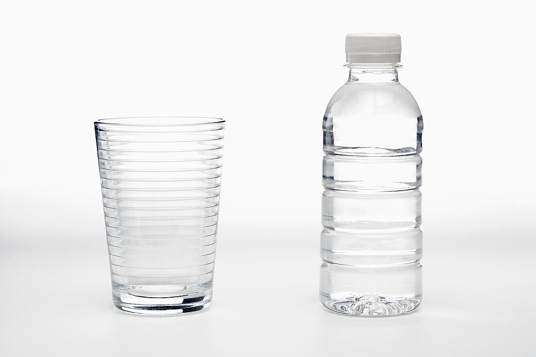 Wasserflasche und leeres Glas