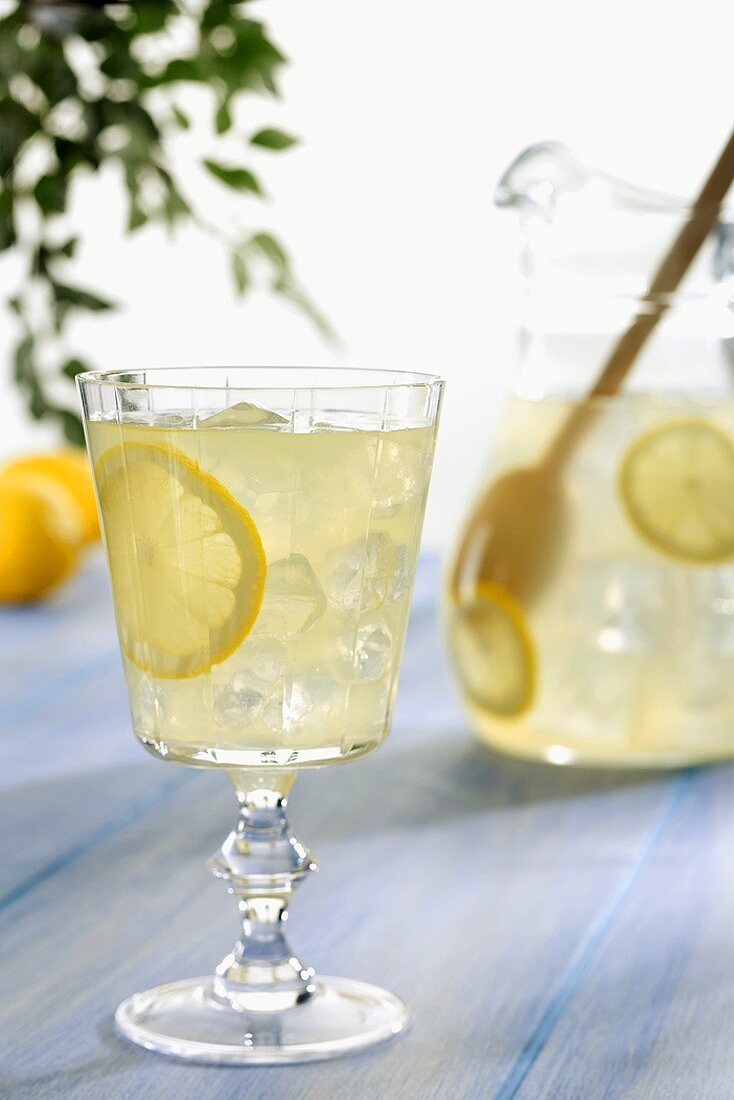 Limonade im Glas und Krug auf Tisch
