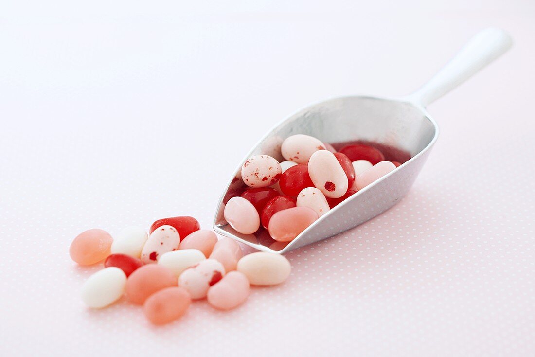 Jelly Beans auf Metallschaufel zum Valentinstag