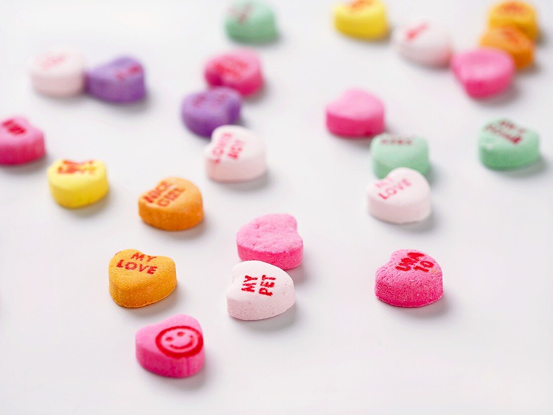 Bunte Zuckerherzen mit Aufschriften zum Valentinstag