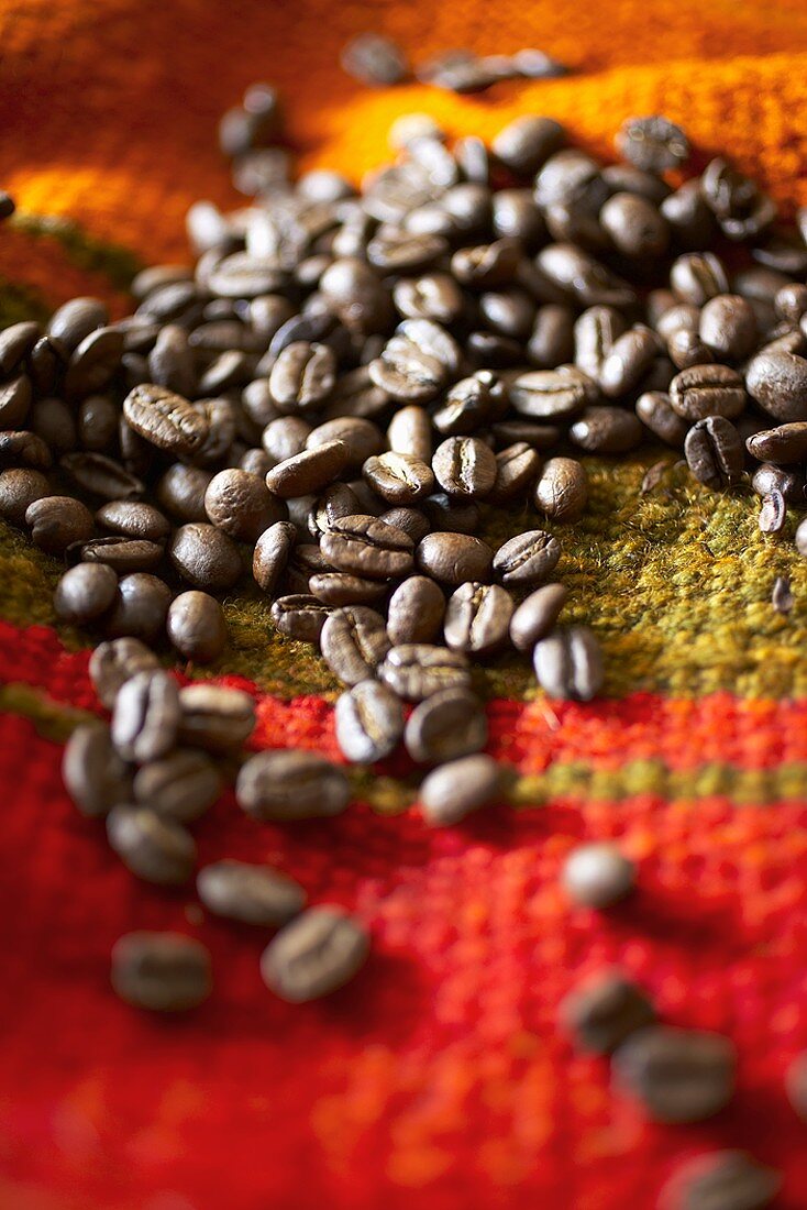 Kaffeebohnen auf buntem Teppich