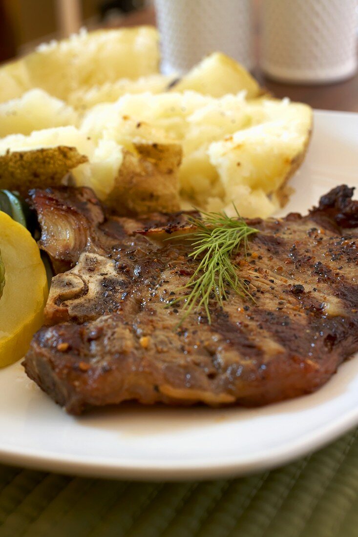 Gegrilltes T-Bone-Steak mit Baked Potatoe