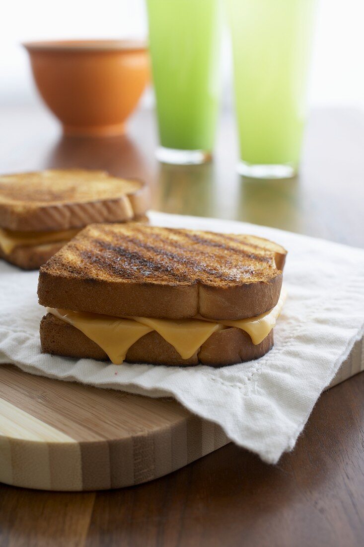 Zwei Käsetoasts auf Stoffserviette