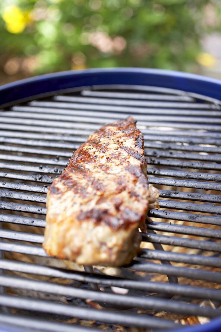 Gegrilltes Sirloin Steak auf dem Grillrost