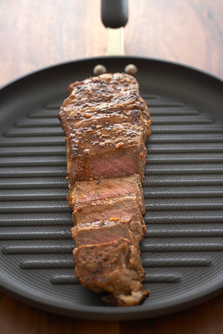 Sirloin Steak, teilweise geschnitten, in Grillpfanne