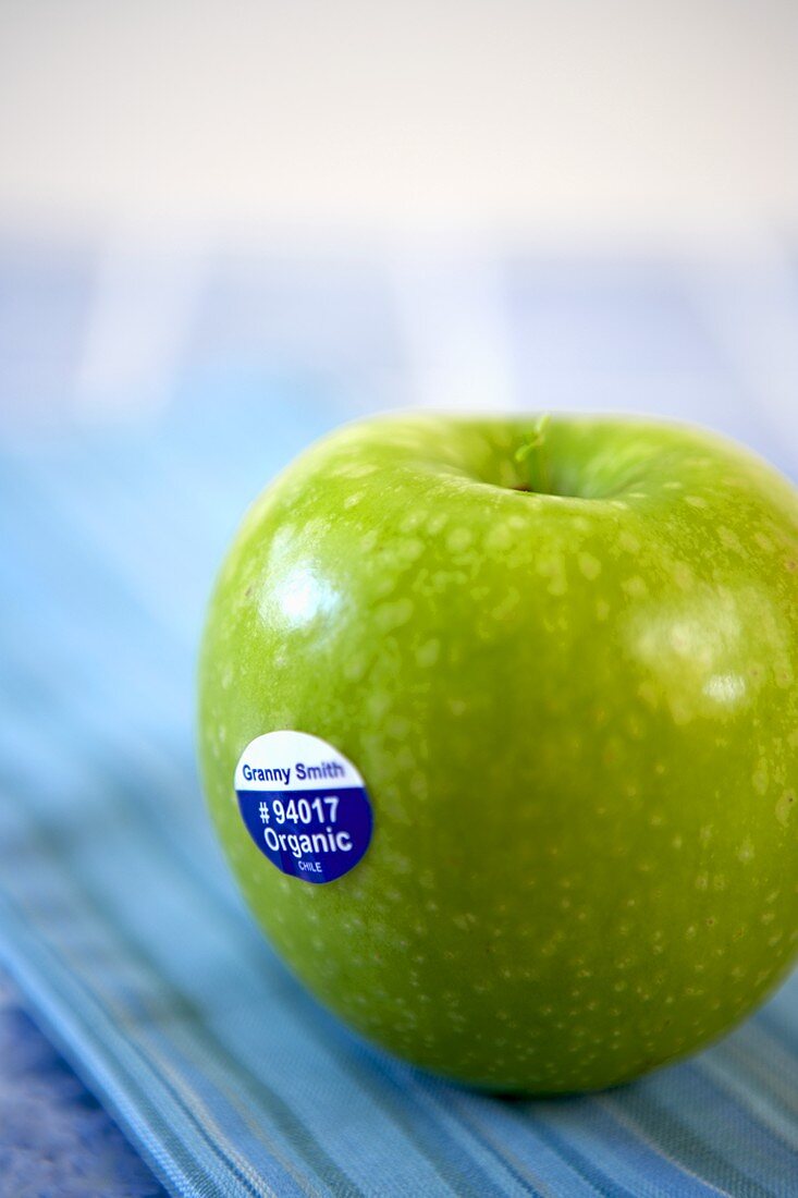 Ein Bio-Apfel (Sorte Granny Smith) mit Etikett