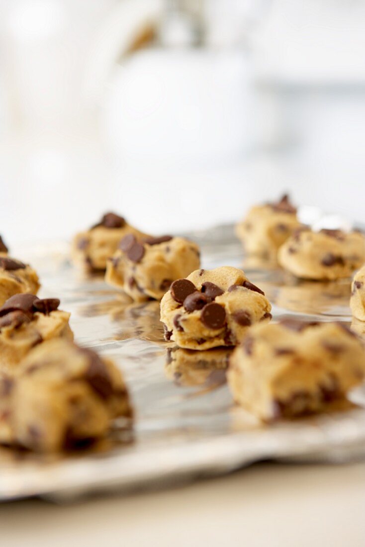 Chocolate Chip Cookies, ungebacken, auf Backblech