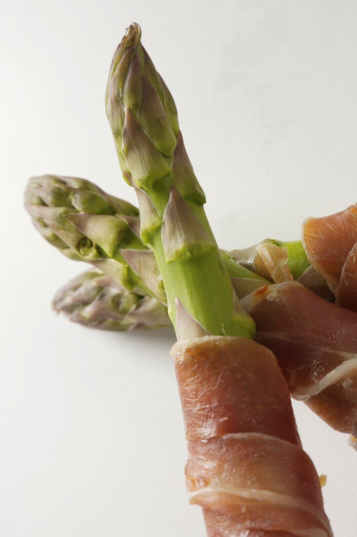 Grüner Spargel mit Prosciutto (Close Up)