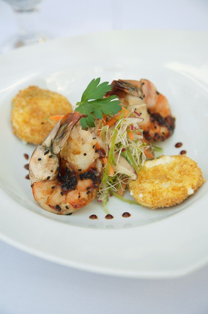 Shrimps mit schwarzen Sesamsamen und panierten Käsetalern