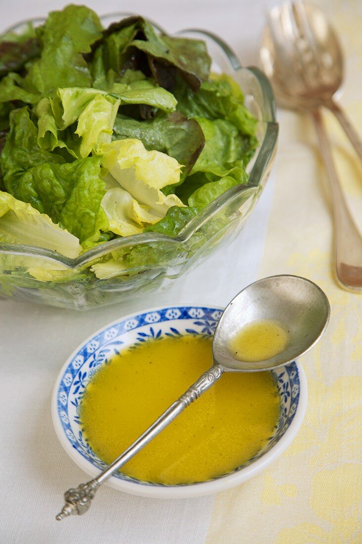 Gemischter Blattsalat mit Zitronen-Knoblauch-Dressing