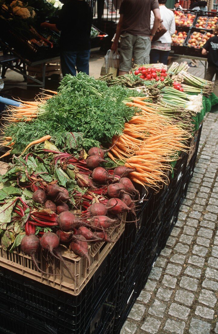 Möhren und Rote Bete in Steigen am Bauernmarkt