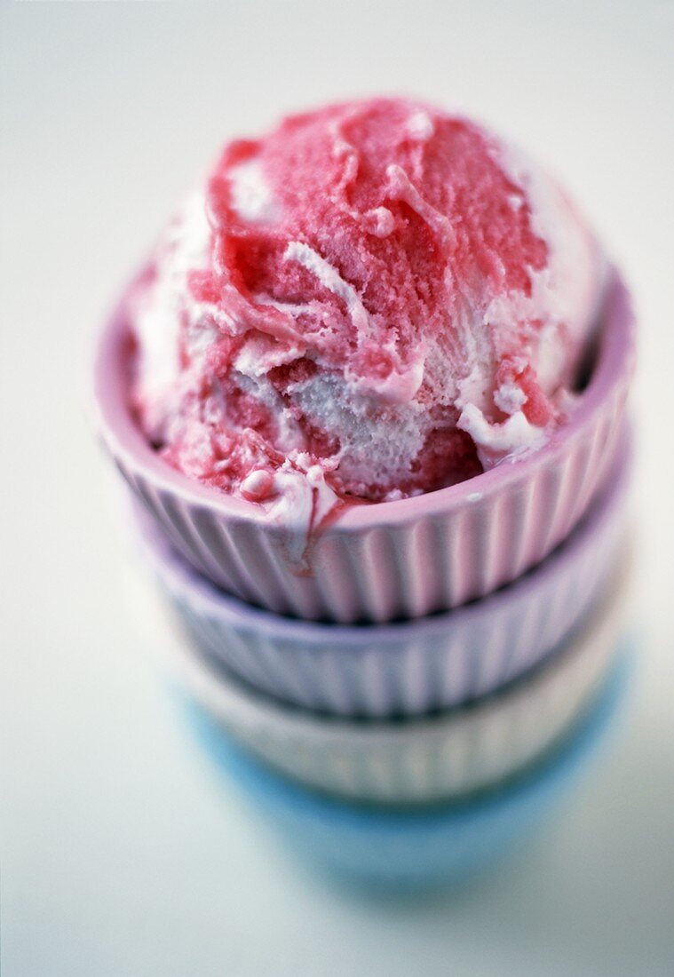Erdbeer-Vanille-Eis in gestapelten Schalen