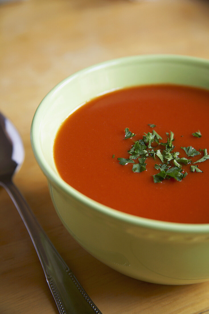 Tomatensuppe mit gehackten Kräutern