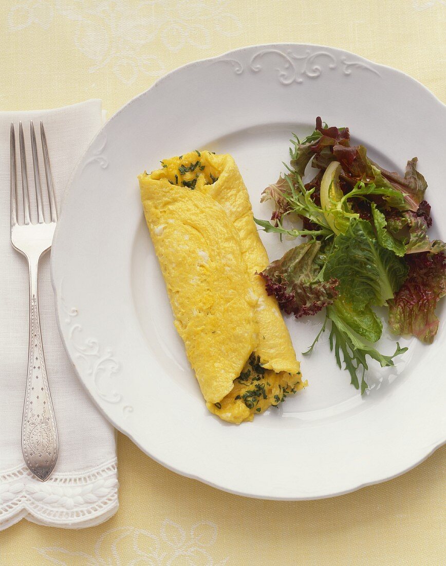 Omelett mit Kräutern und Salatbeilage