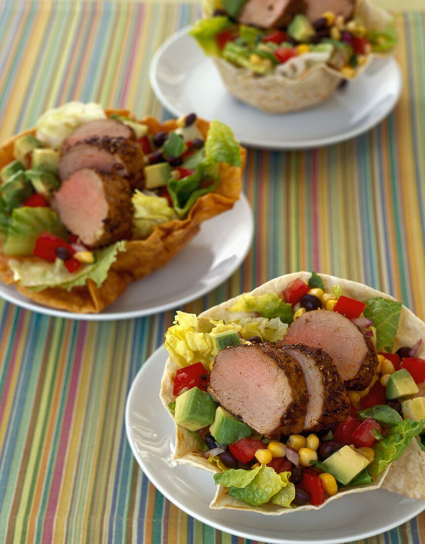 Avocado-Mais-Salat mit Schweinefilet in Tortillaschale