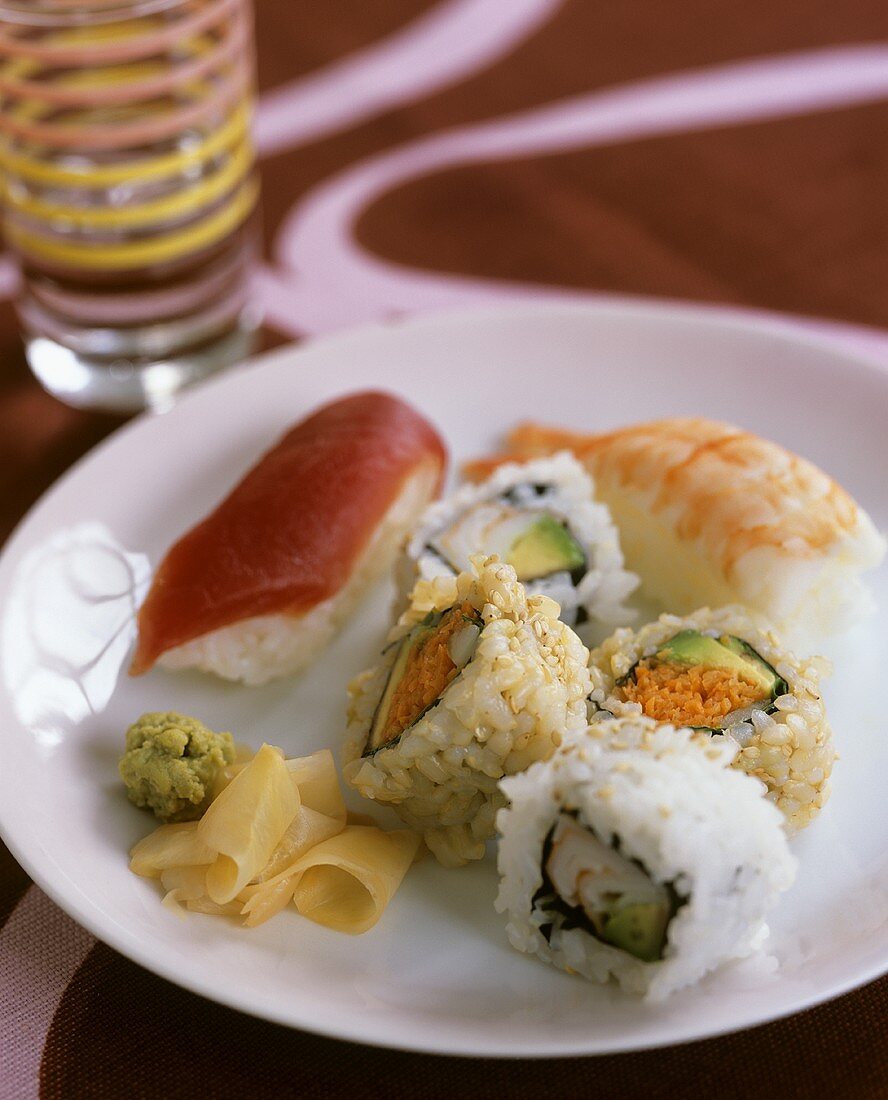 Verschiedene Sushi mit Ingwer und Wasabi auf Teller