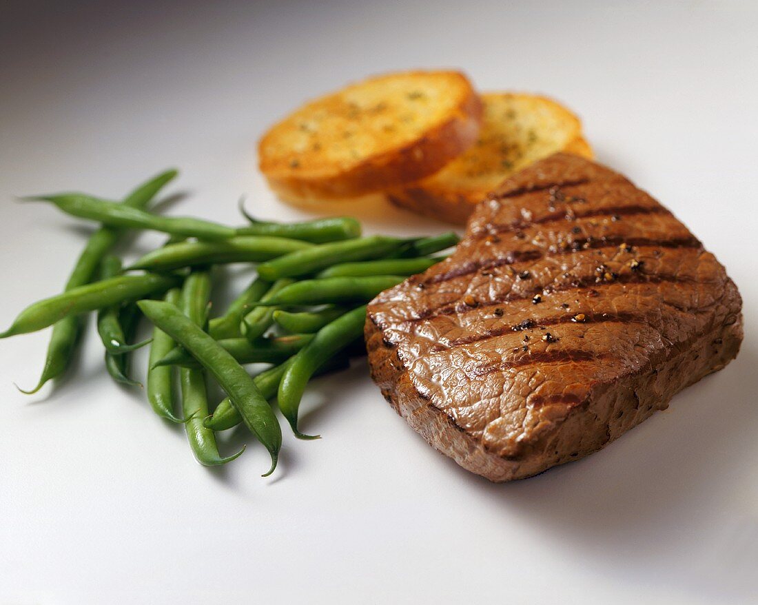 Gegrilltes Rindersteak mit grünen Bohnen