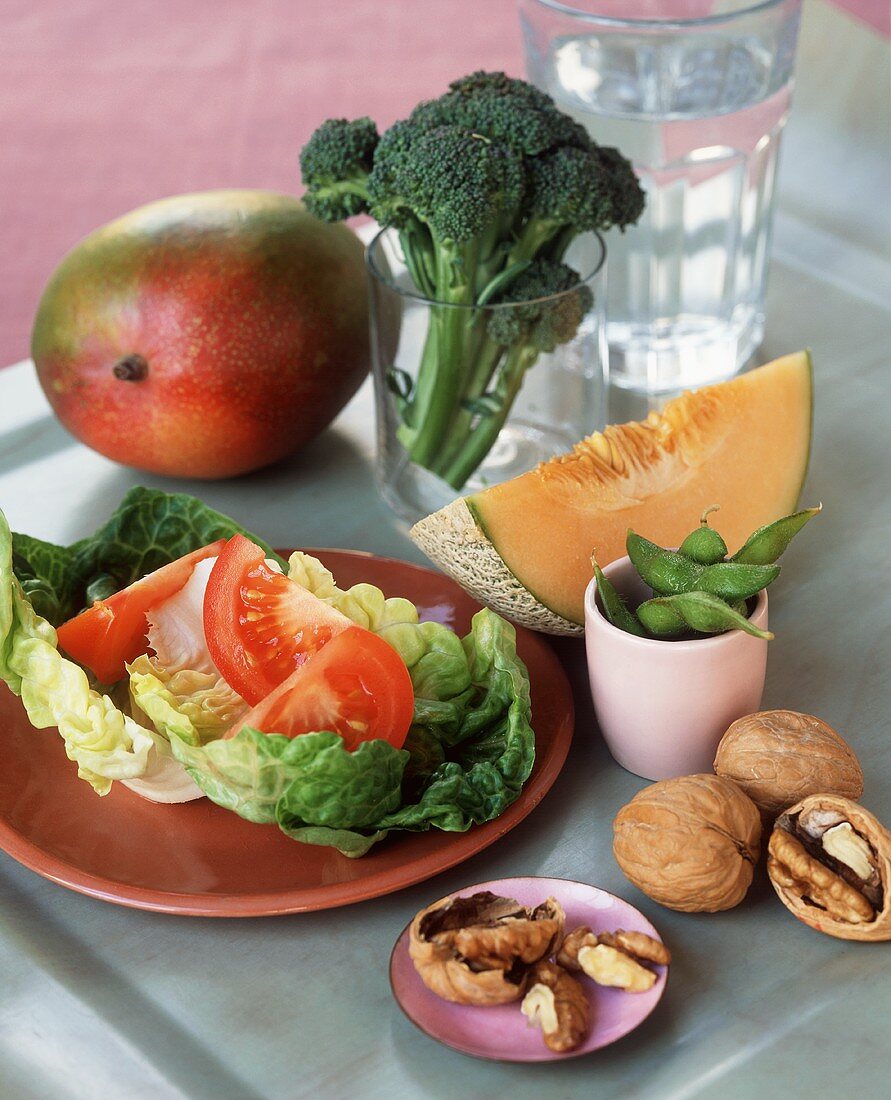 Stillleben mit Obst, Gemüse, Salat & Walnüssen