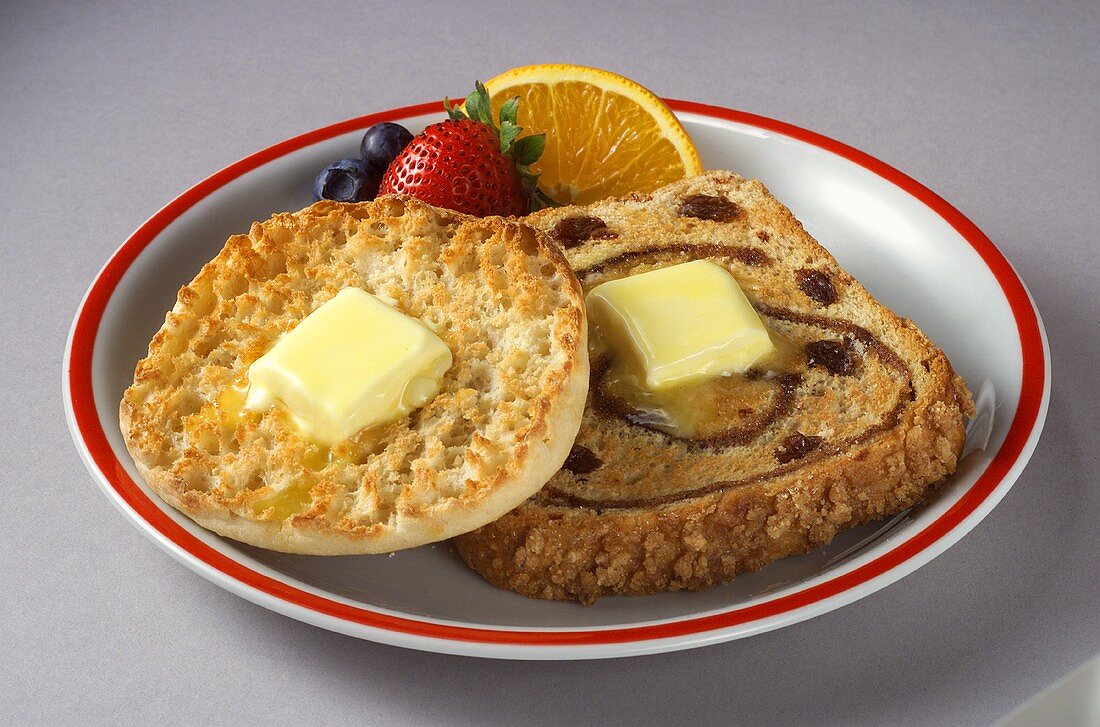 Halbes English Muffin und eine Scheibe Zimttoast mit Butter