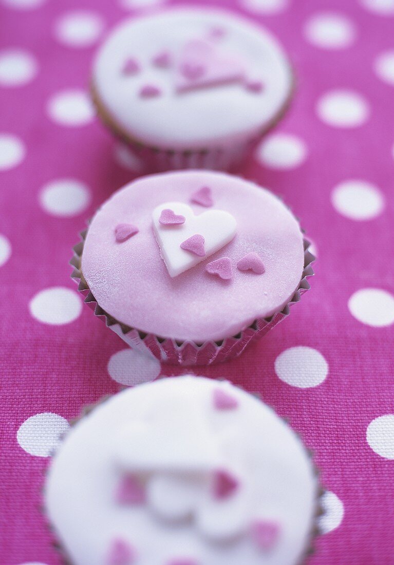 Drei Cupcakes mit rosa Herzen zum Valentinstag