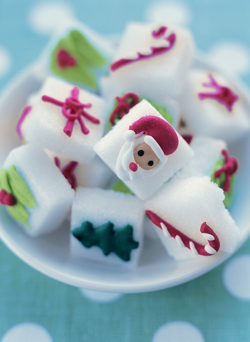 Weihnachtlich verzierte weiße Zuckerwürfel