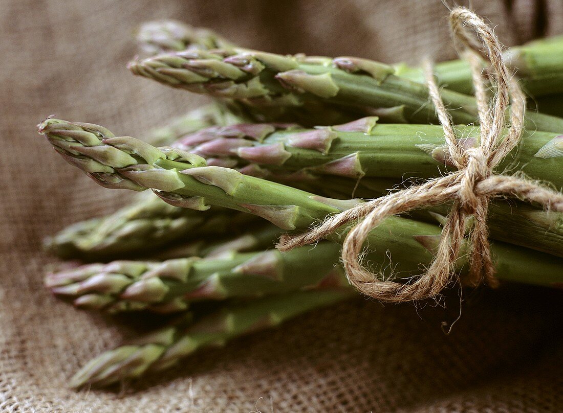 Bund grüner Spargel auf Jutesack