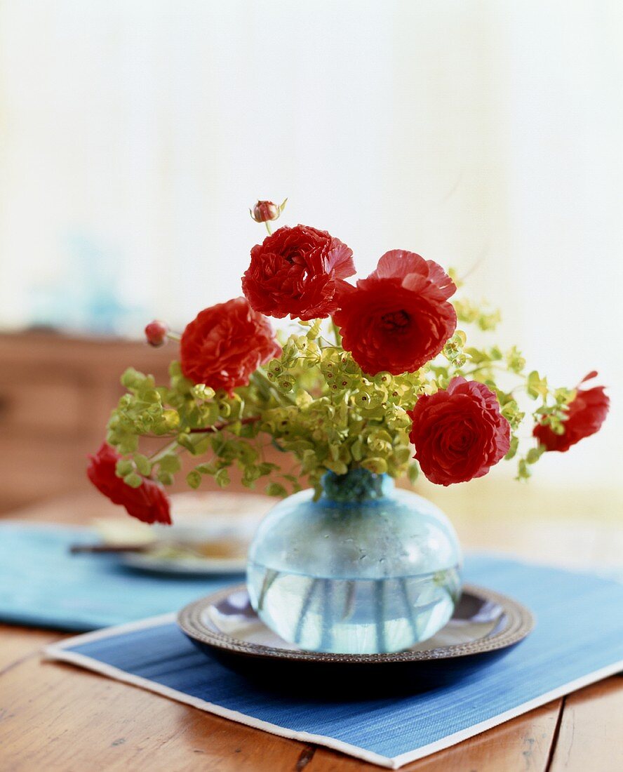 Eine Blumenvase mit Rosen