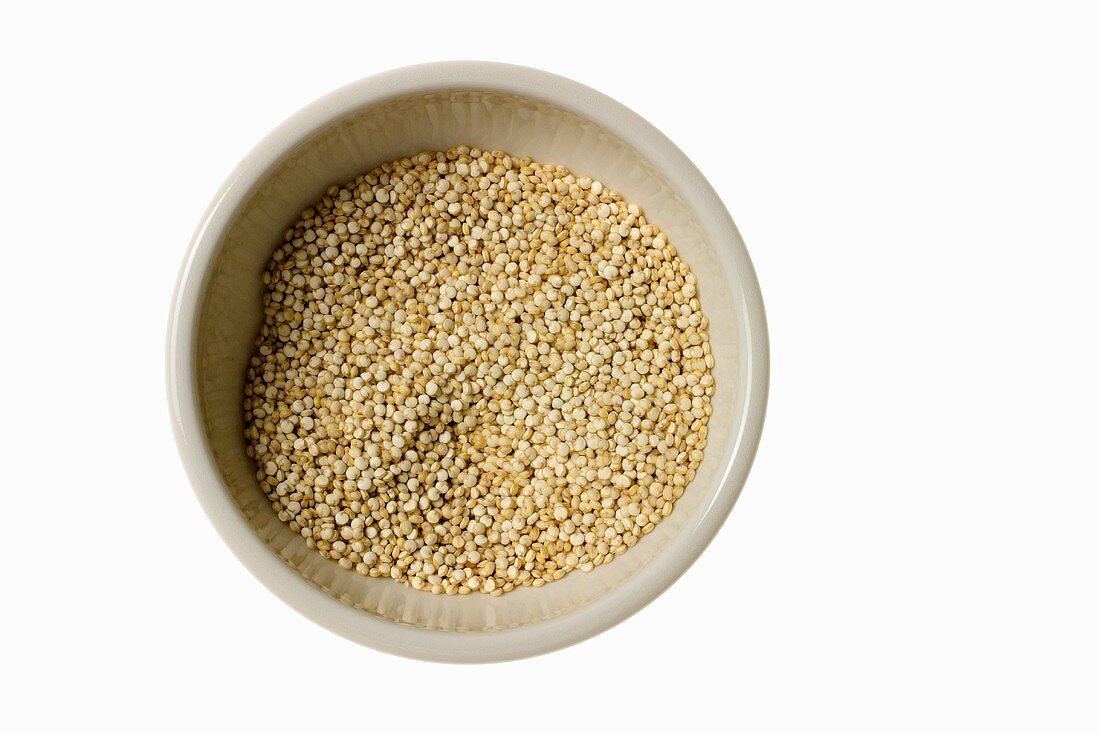 Quinoa in einer weissen Schale