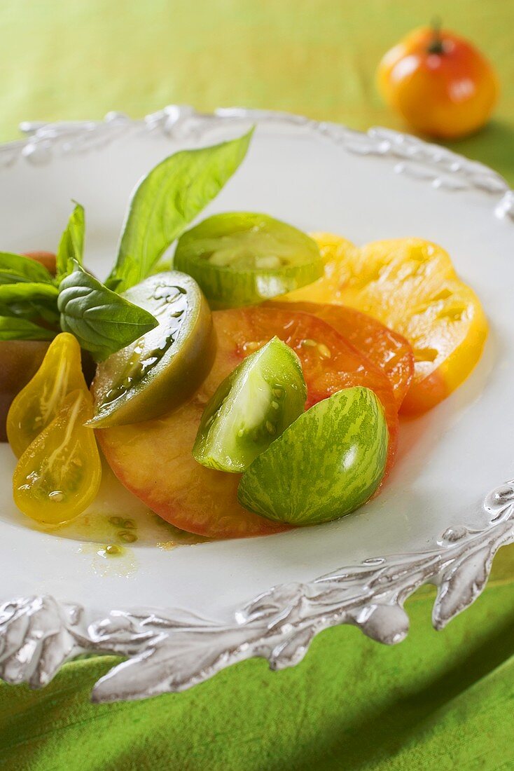 Bunter Tomatensalat mit frischem Basilikum