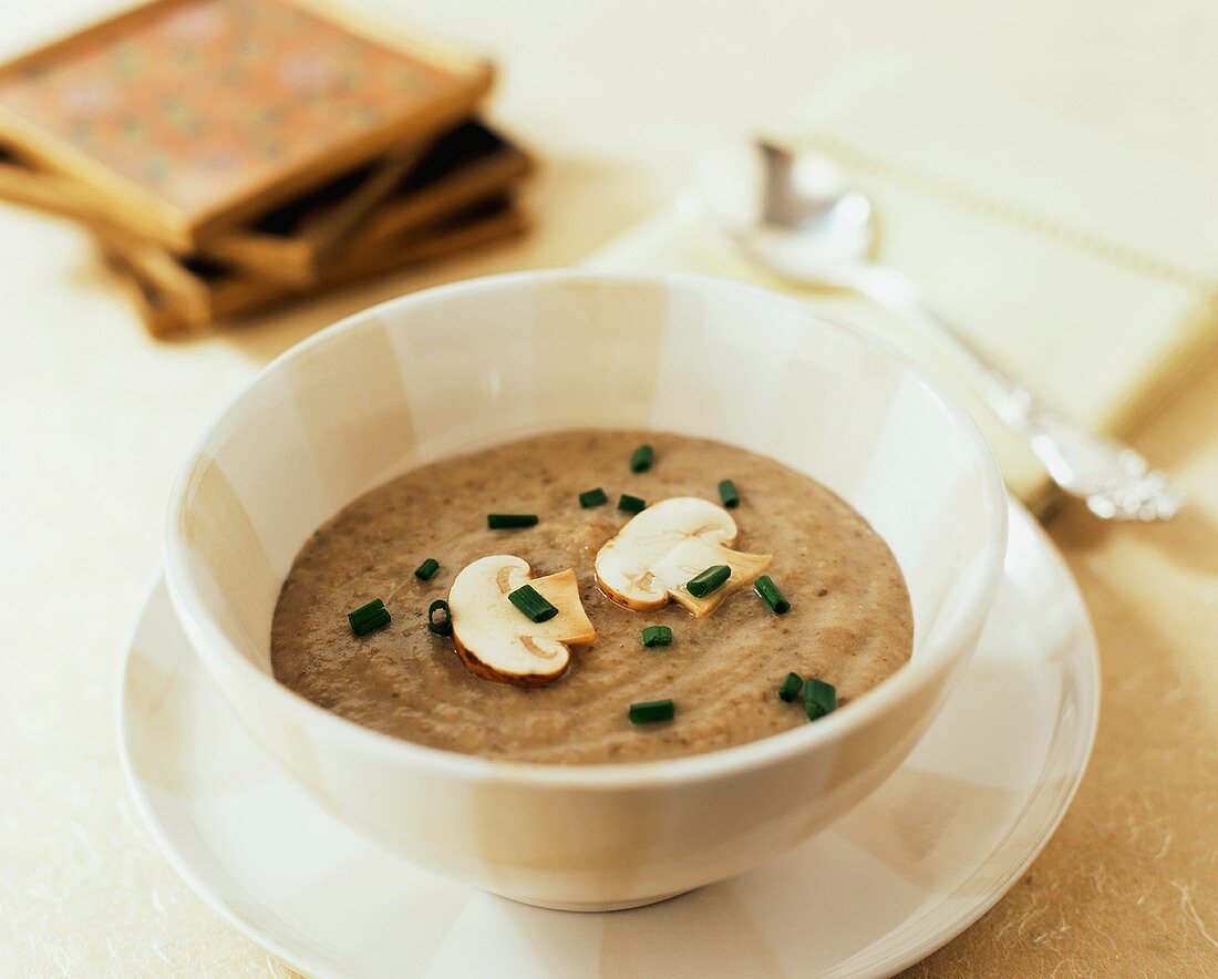 Portobello-Pilzsuppe in Schälchen