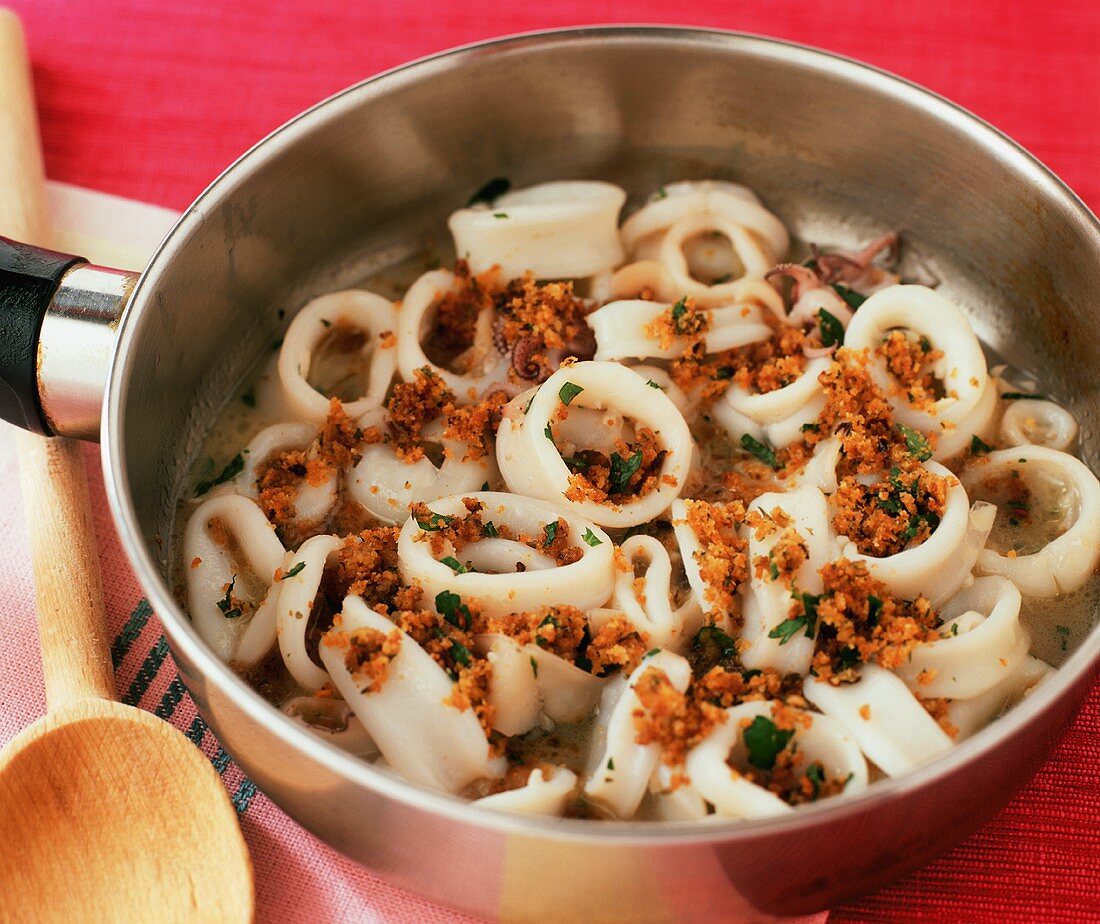 Squid rings in garlic butter with bread crumbs
