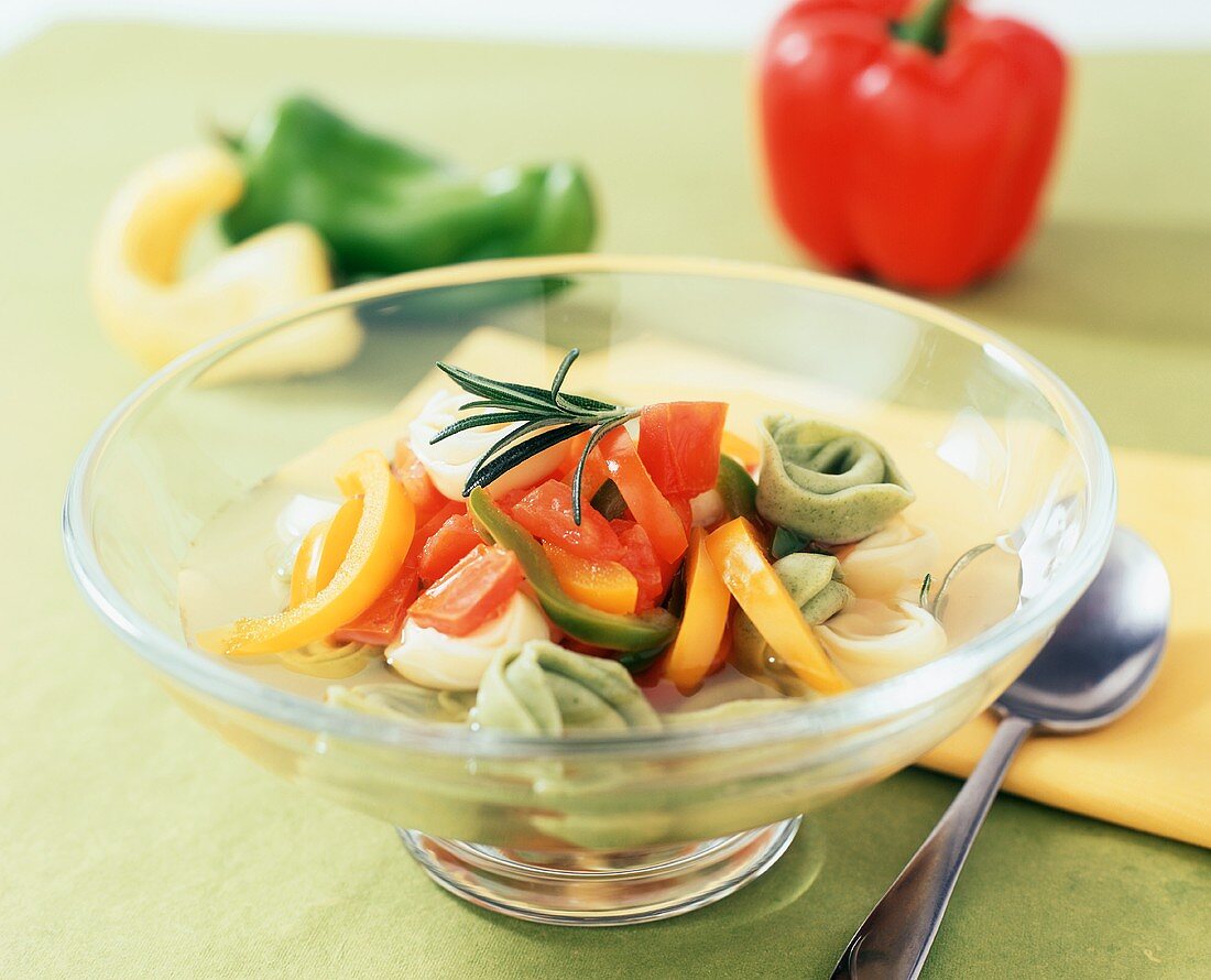Suppe mit Gemüse & Käsetortellini in Glasschale