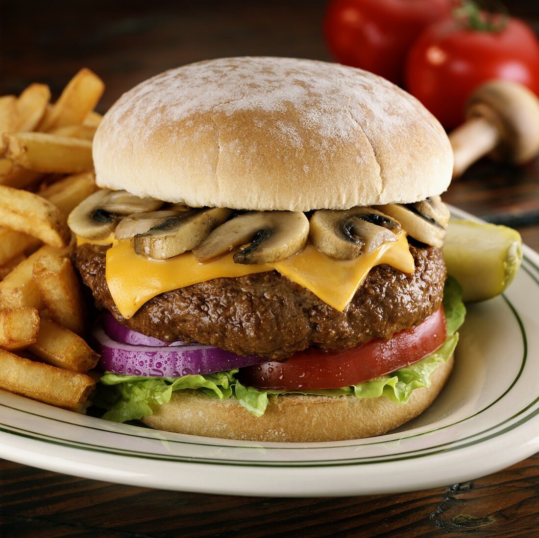 Cheeseburger mit Champignons und Pommes frites