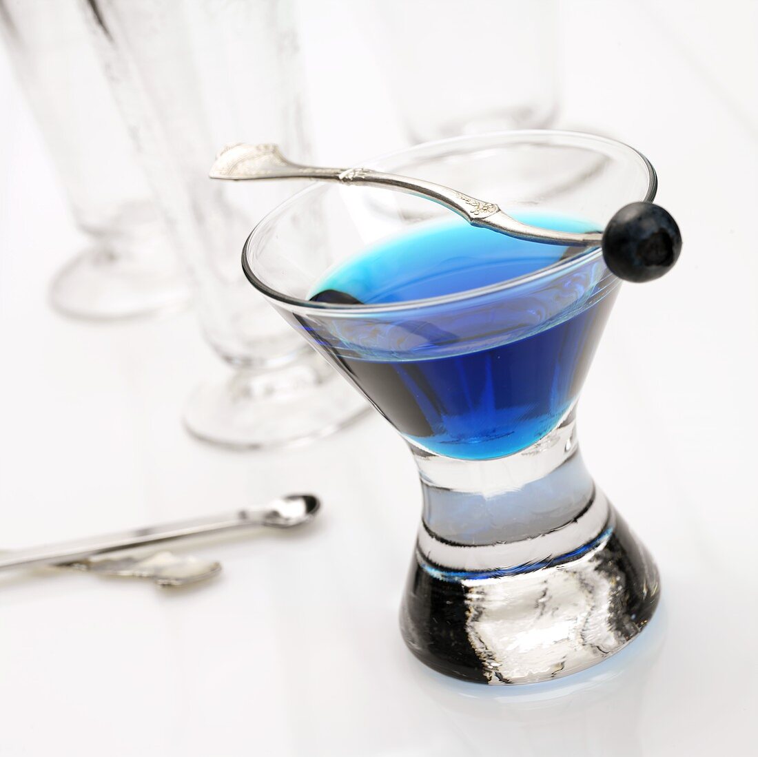 Blue Curacao in kleinem Glas