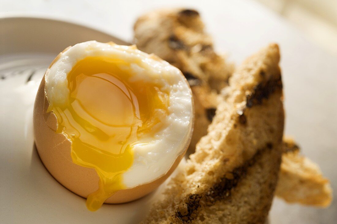 Weiches Ei im Eierbecher mit Toast