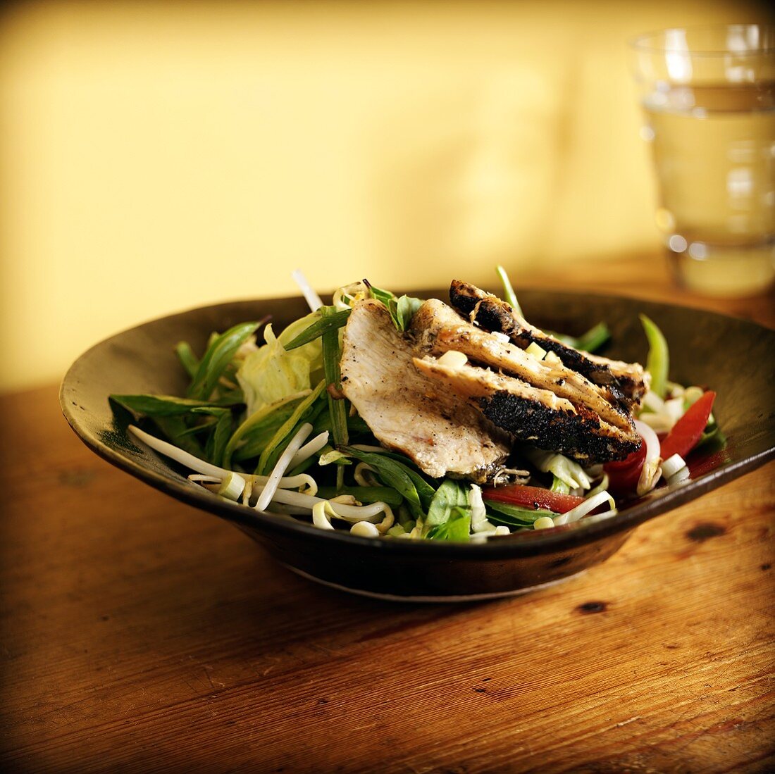 Gemüsesalat mit gegrilltem Hähnchen