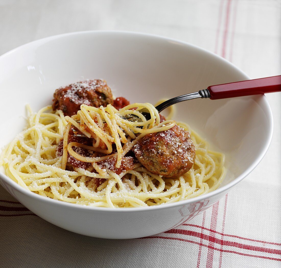 Spaghetti mit Hackbällchen und geriebenem Käse