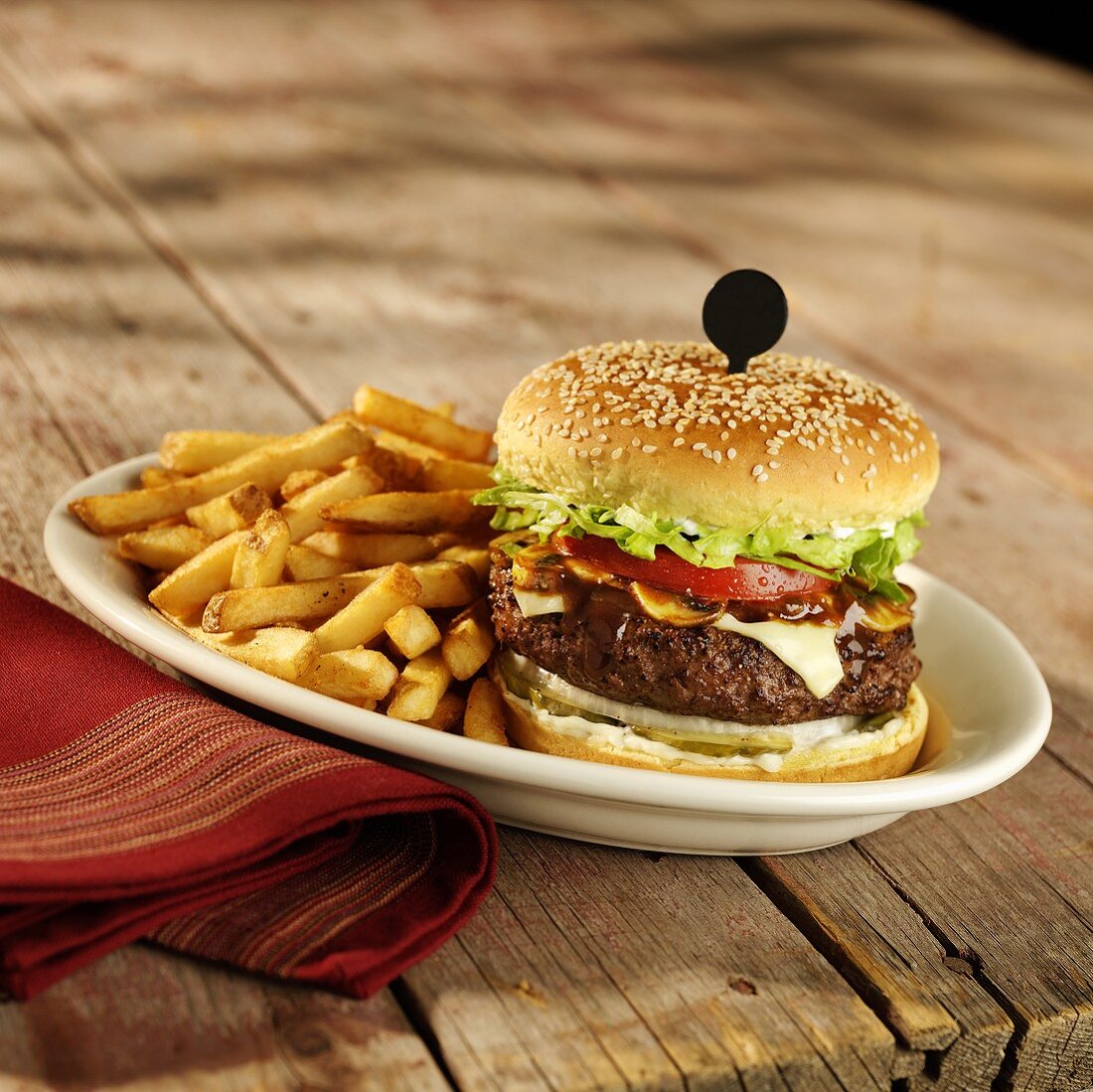 Hamburger mit Emmentaler, Pilzen und Pommes frites