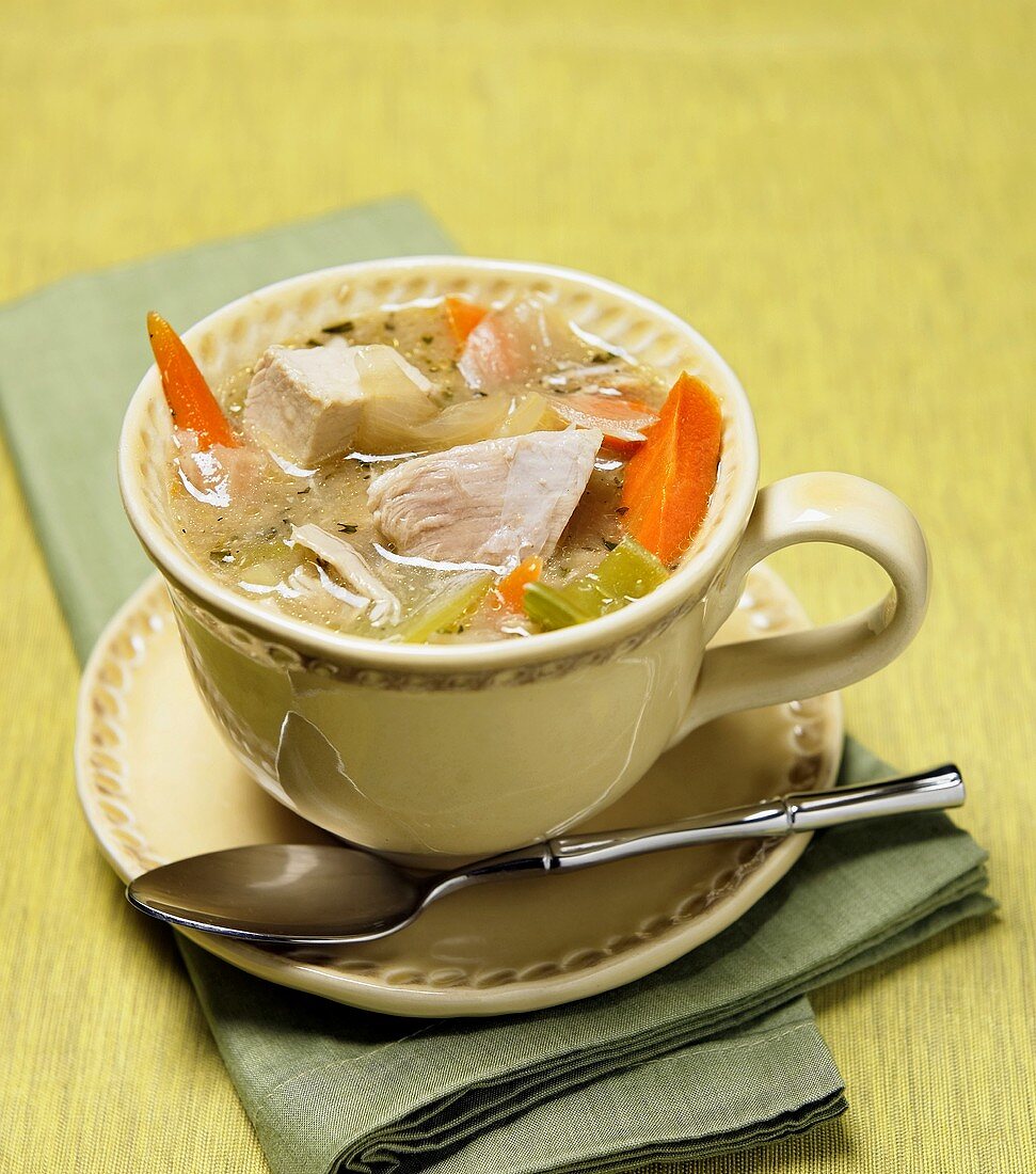 Gemüsesuppe mit Putenfleisch in kleiner Tasse