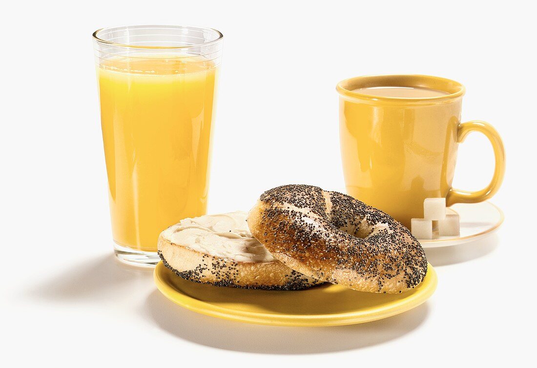 Mohnbagel, Orangensaft und Kaffee