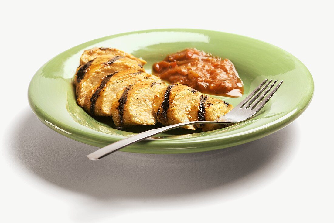 Gegrillte Hähnchenbrust in Scheiben mit Tomatensalsa