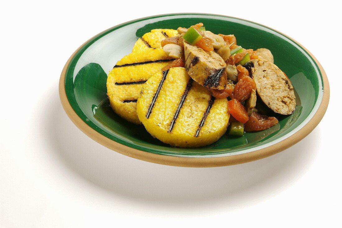Grillwurst mit Polenta und Gemüse