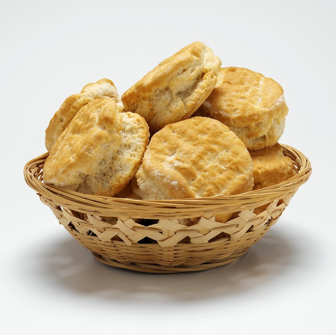 Buttermilch-Biscuits im Brotkorb
