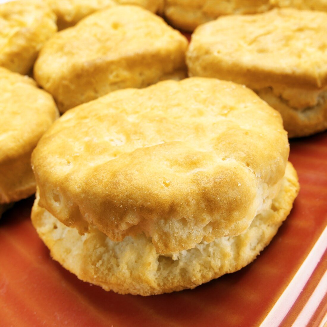 Buttermilk scones on red plate (close-up)