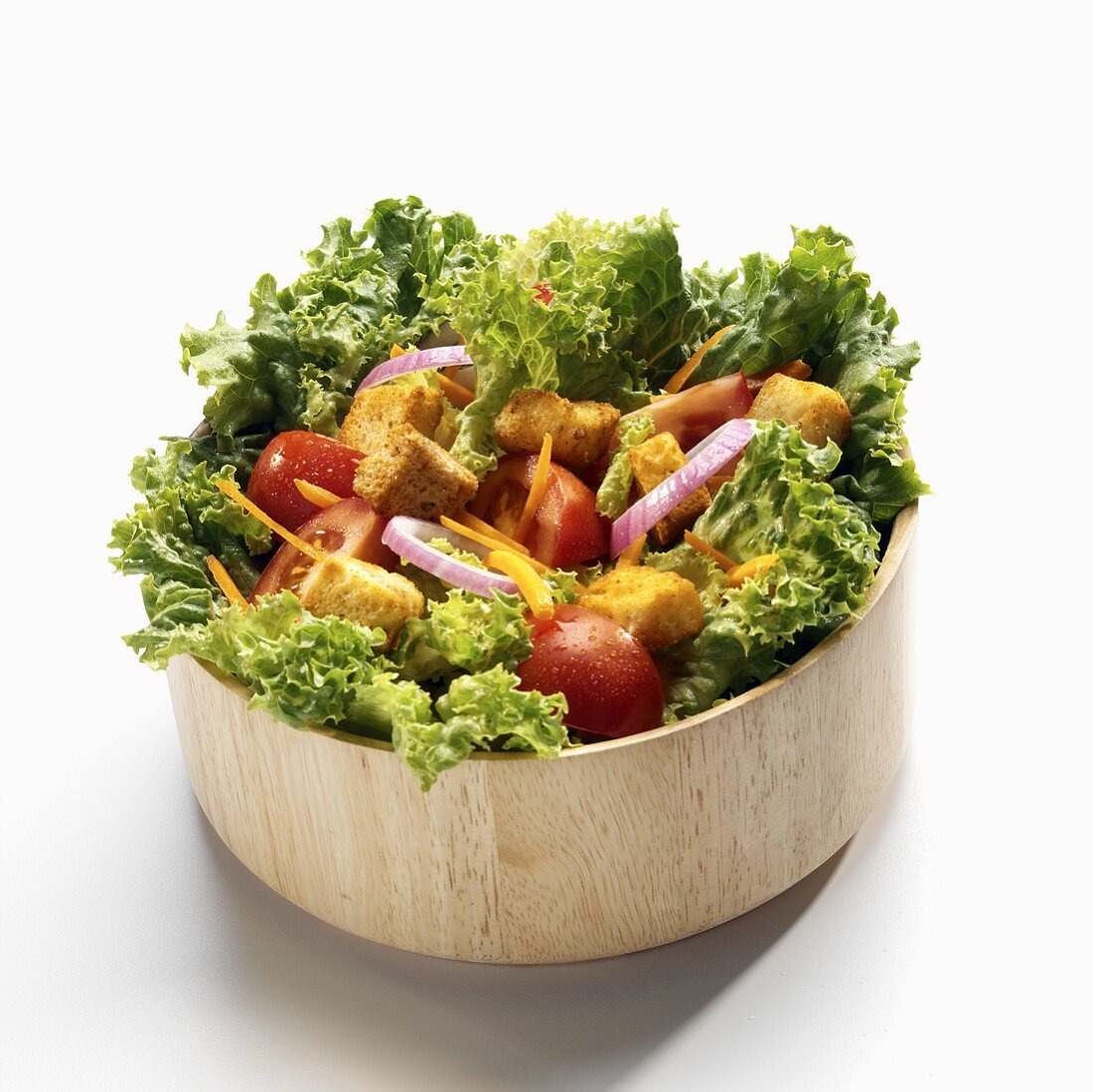 Gemischter Blattsalat mit Gemüse und Croûtons in Holzschale